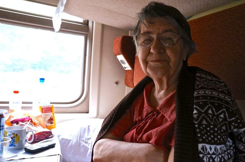 Старушка в поезде