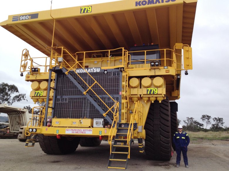 Карьерный самосвал комацу