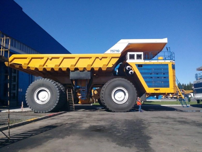 Белаз карьерный самосвал