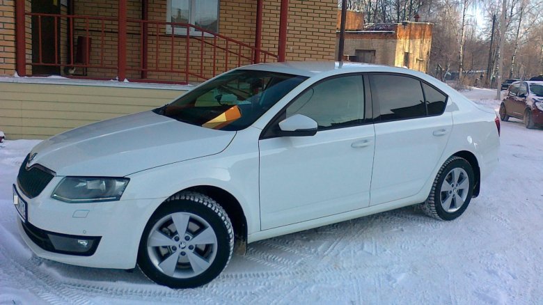 Шкода а7 белая