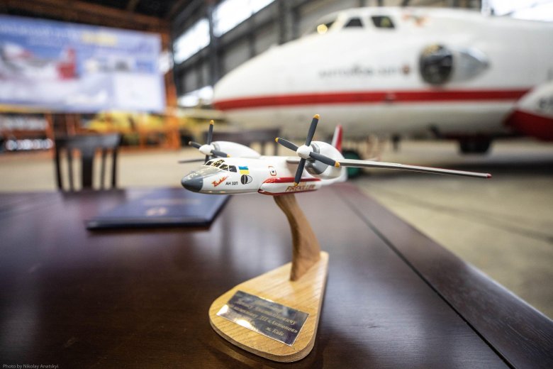 Готовая модель самолета ан24