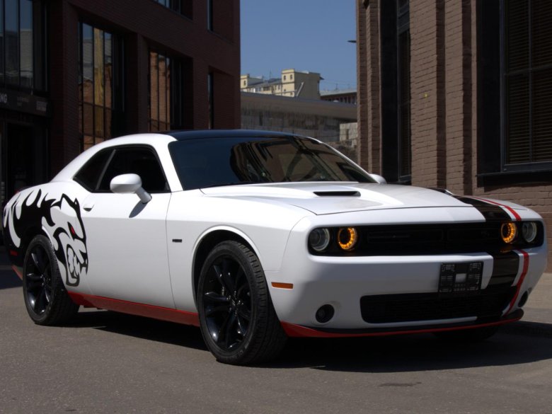 Dodge challenger белый