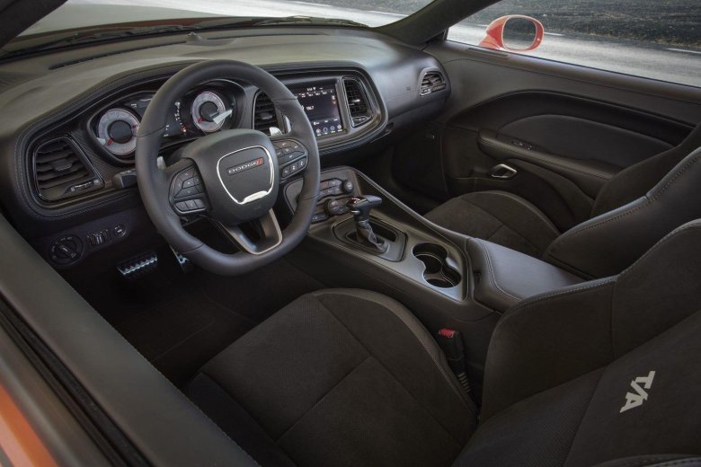 Dodge challenger 2021 салон