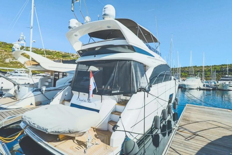 Моторная яхта