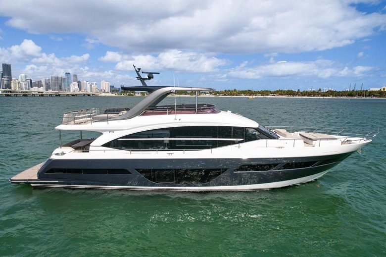 Яхта princess y72