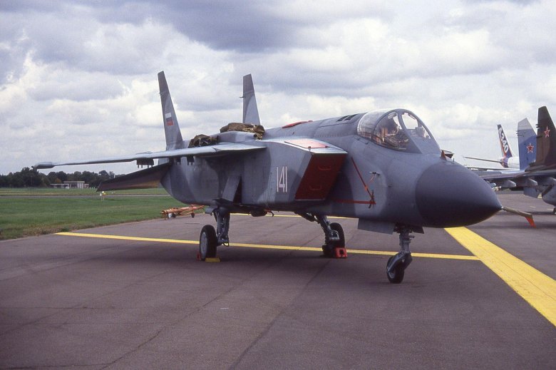 Як 141 палубный истребитель