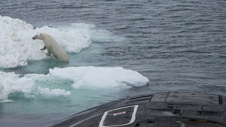 Всплытие подводной лодки в арктических льдах 2021