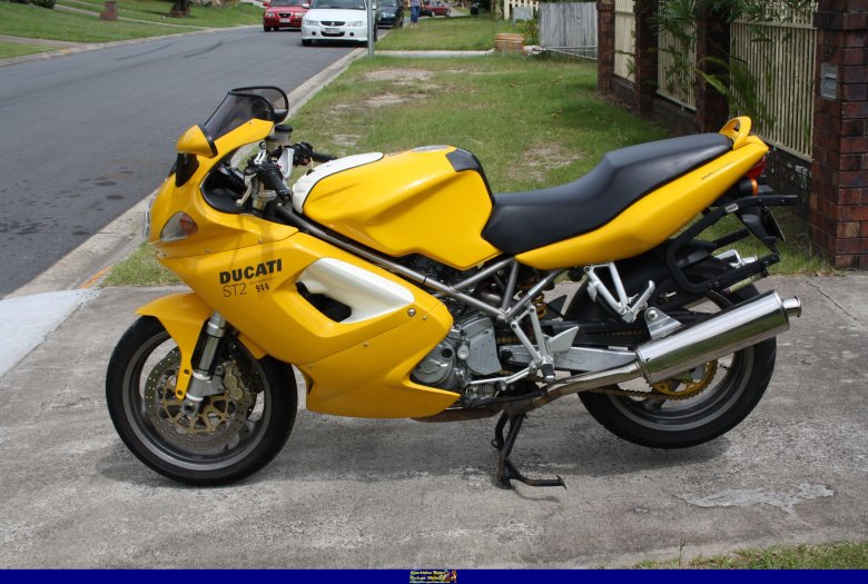 Мотоцикл желтый