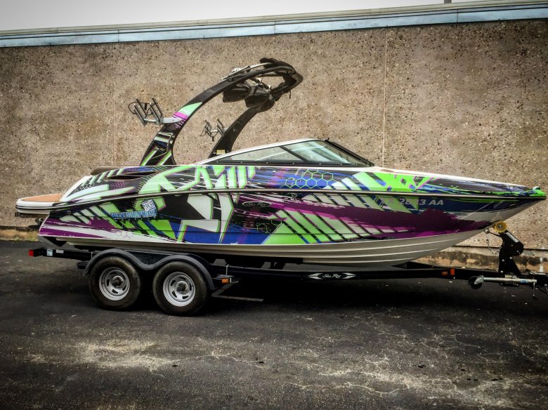 Оклейка катера