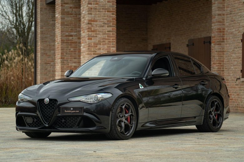 Alfa romeo giulia черная