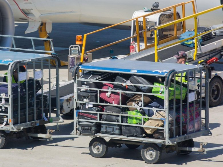 Тележки в аэропорту