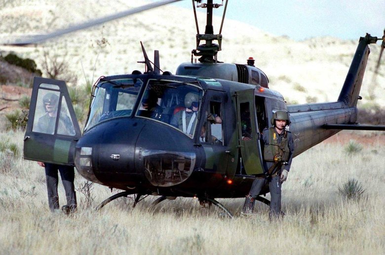 Вертолет uh-1b \ huey\