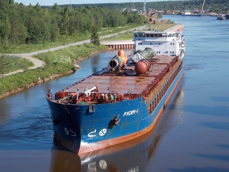Судно сухогруз река море