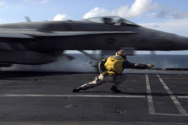 Взлет истребителя с авианосца