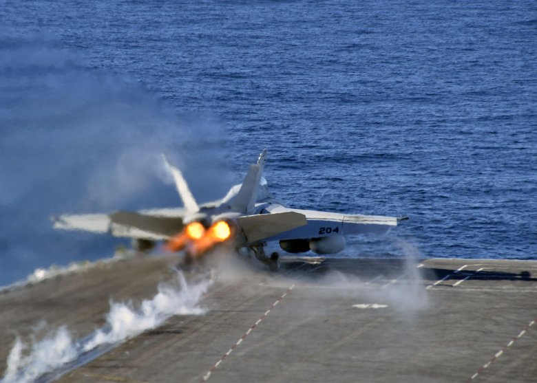 F-18 взлёт с авианосца
