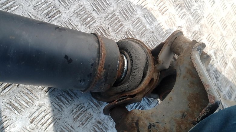 Карданный вал передний