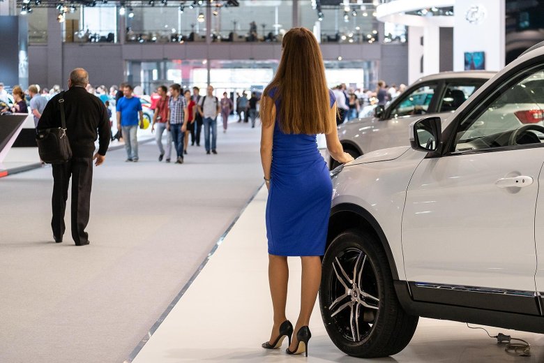 Девушка в автосалоне