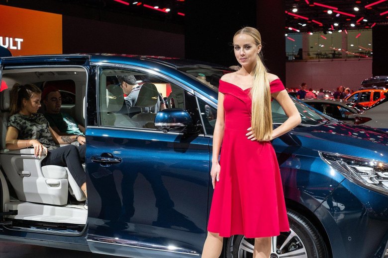 Девушки московского автосалона