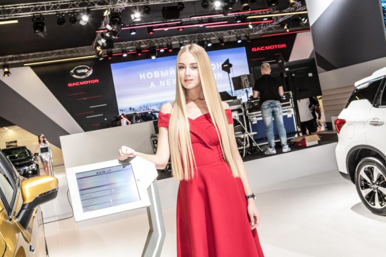 Красивые девушки автосалонов