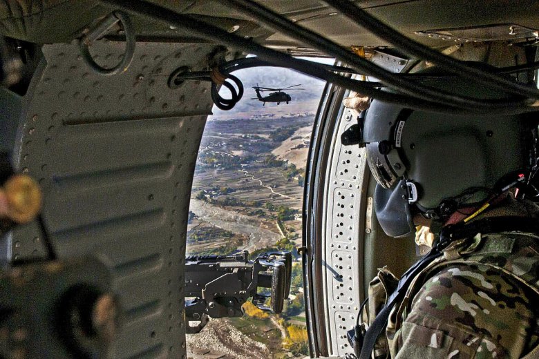 Вертолет блэк хоук кабина