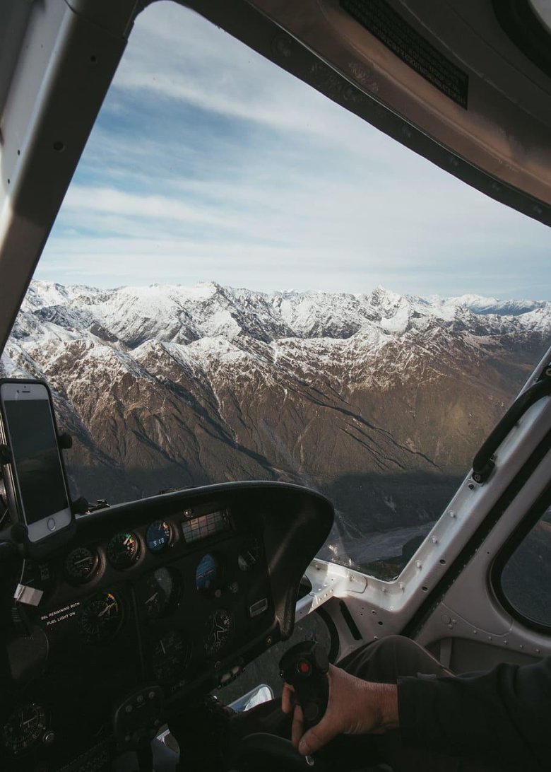 Вертолет над горами