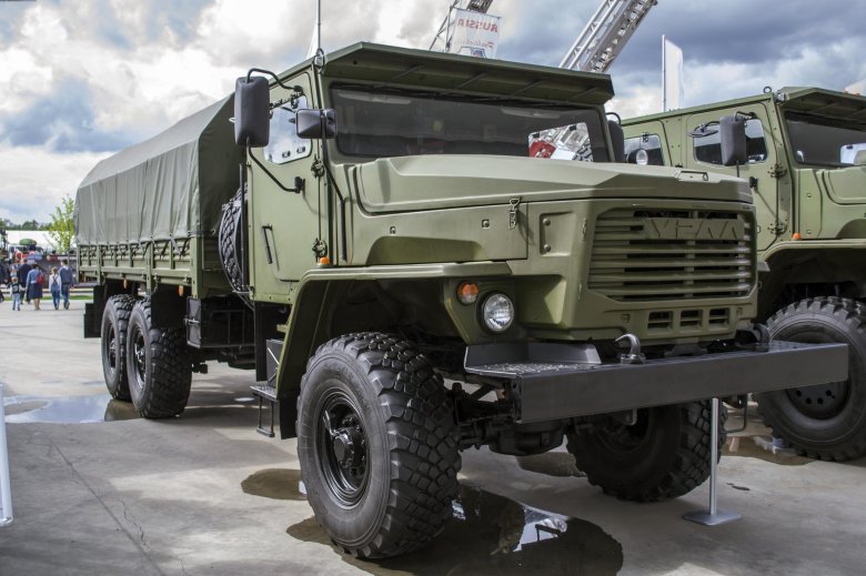 Военный тягач урал 63704