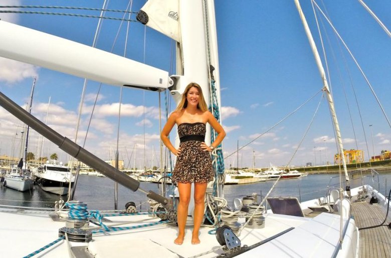 Девушка на яхте