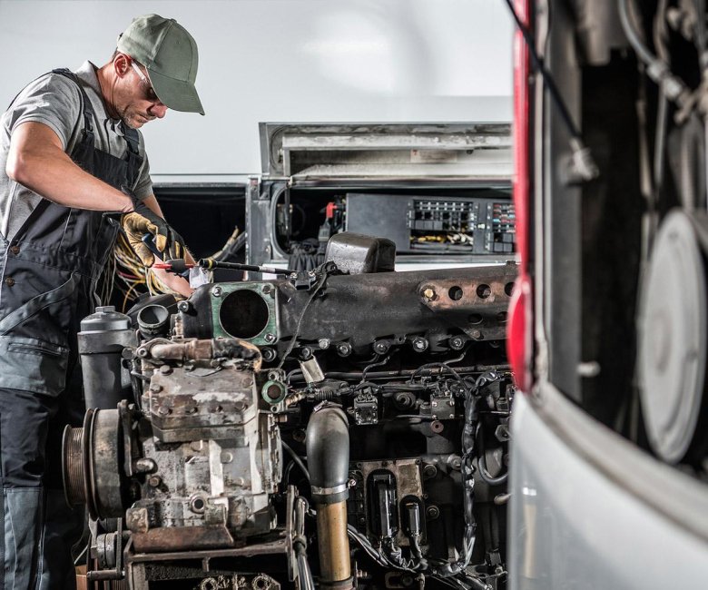 Механик с двигателем