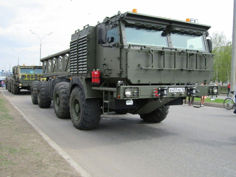Военный тягач маз