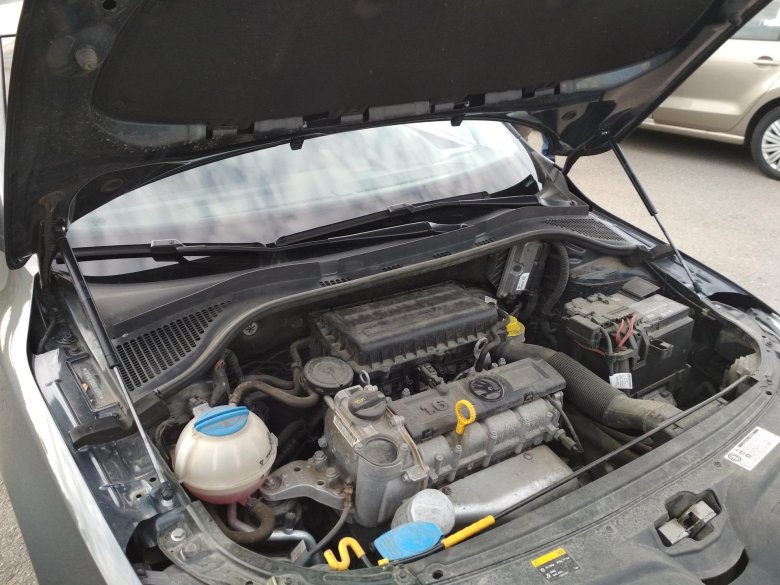 Подкапотное пространство поло седан 1 6