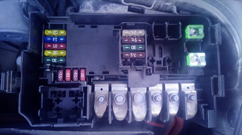 Блок реле предохранителей skoda rapid