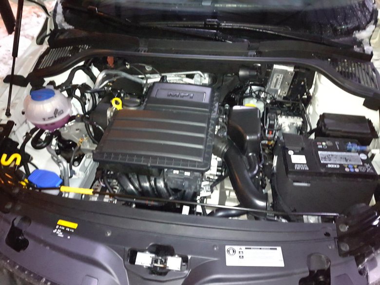 Подкапотное пространство шкода рапид 1.6