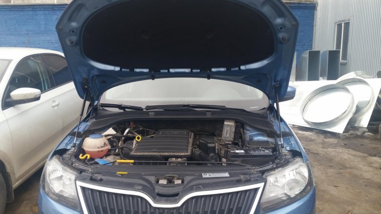 Skoda rapid открытый капот