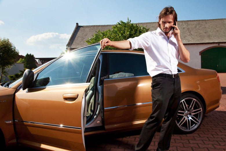 Человек возле машины