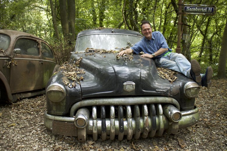 Старая машина в лесу