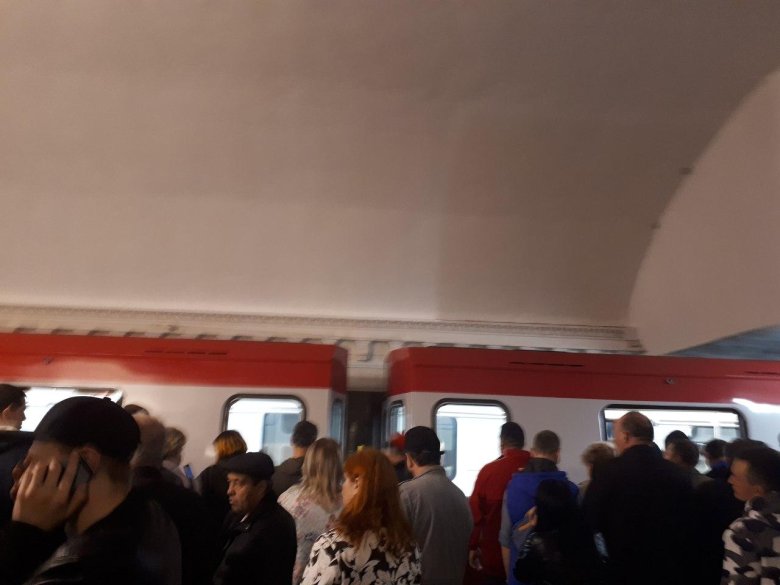 Красный поезд метро спб