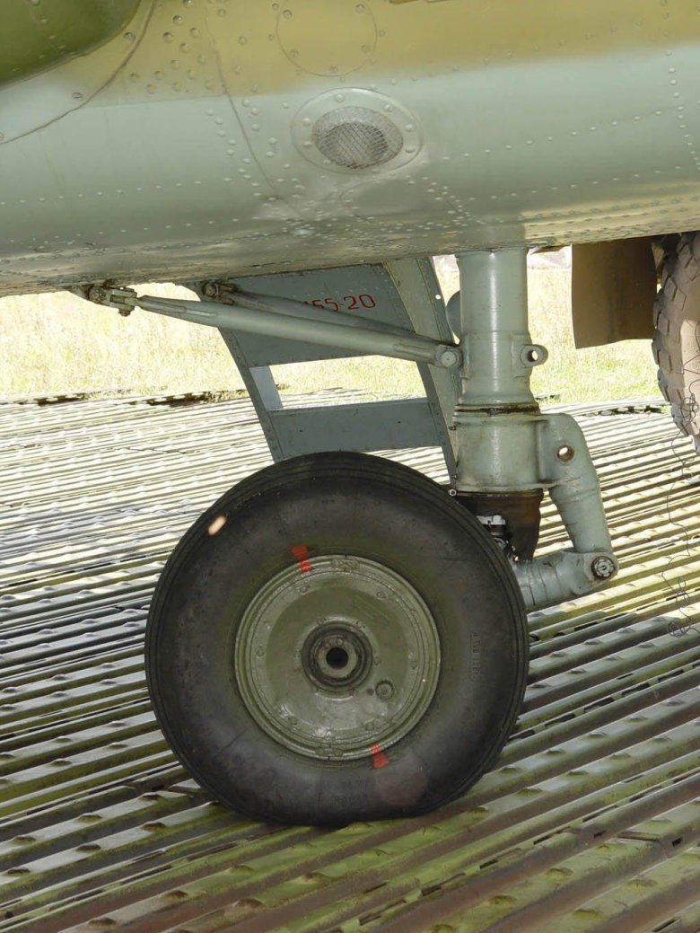 Передняя стойка шасси вертолета ми-8