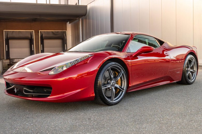 Феррари красный