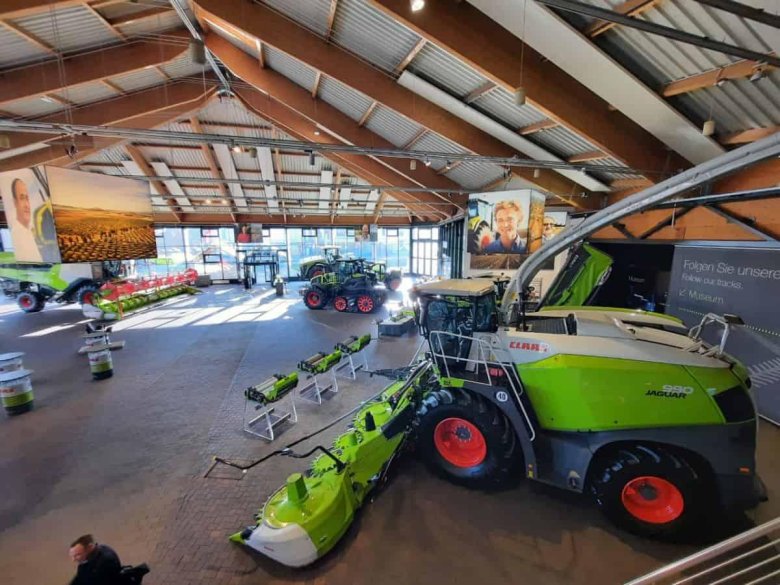 Кормоуборочный комбайн claas