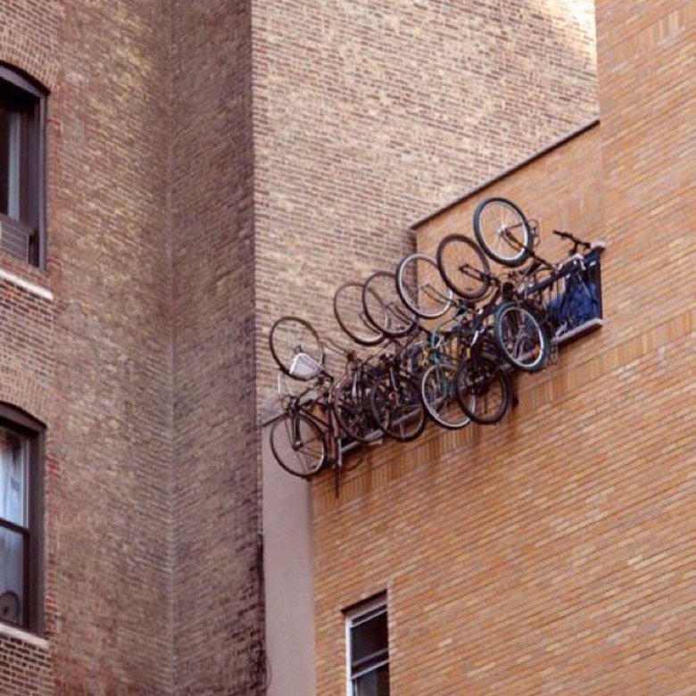 Велосипед на стене