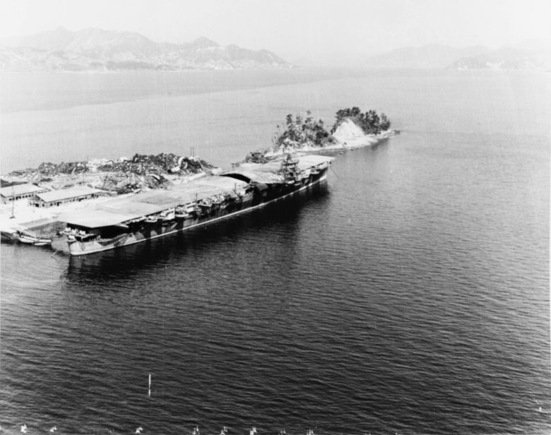 Кацураги авианосец