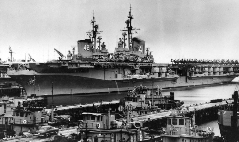 Корабль авианосец