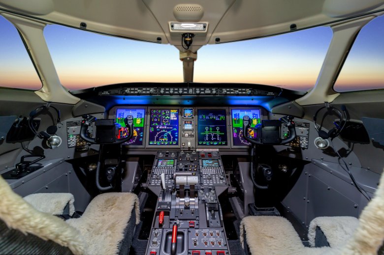 Challenger 350 cockpit