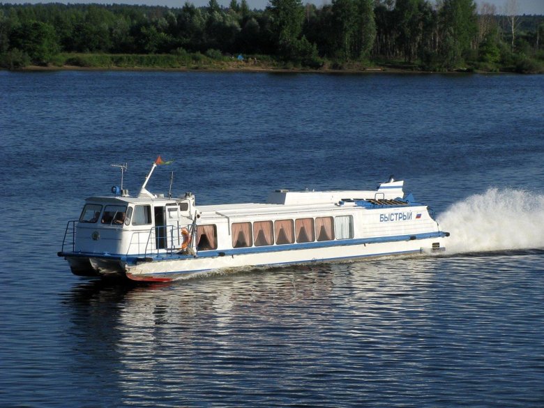 Речной катер заря