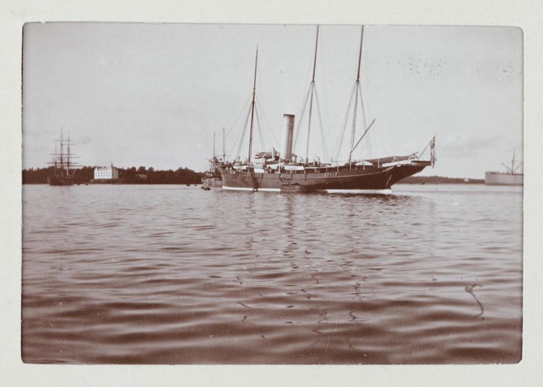 Императорская яхта зарница