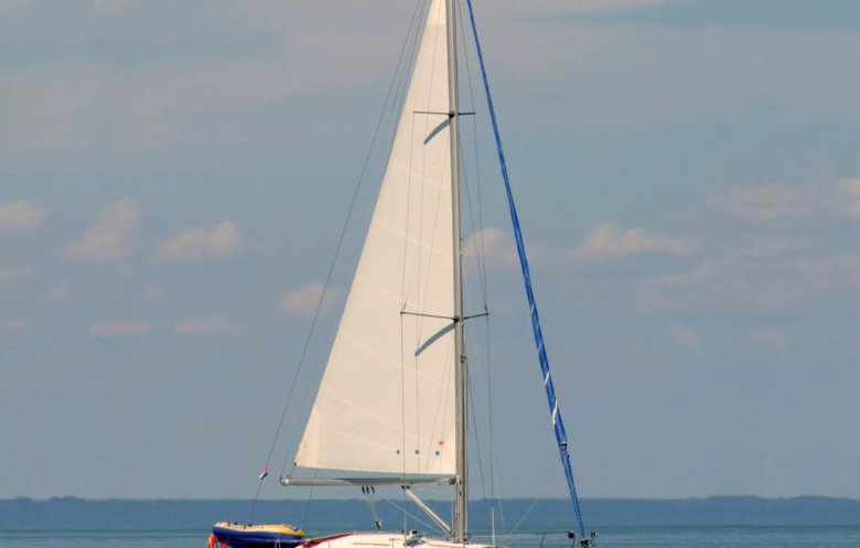 Лодка парусная