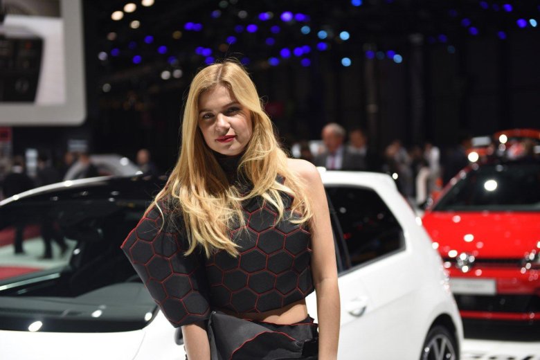 Девушки женевского автосалона