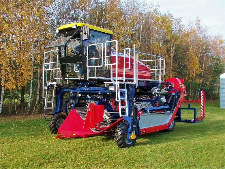 Прицепной ягодоуборочный комбайн