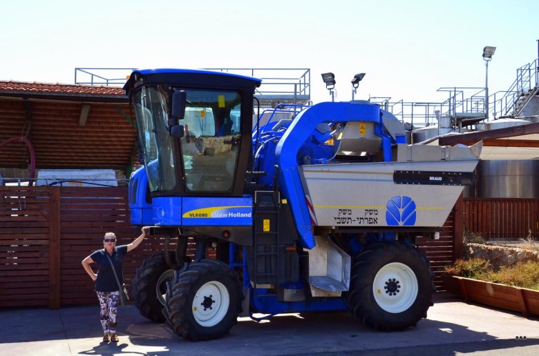 Виноградоуборочный комбайн new holland