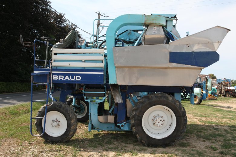 Виноградоуборочный комбайн new holland braud 9000l